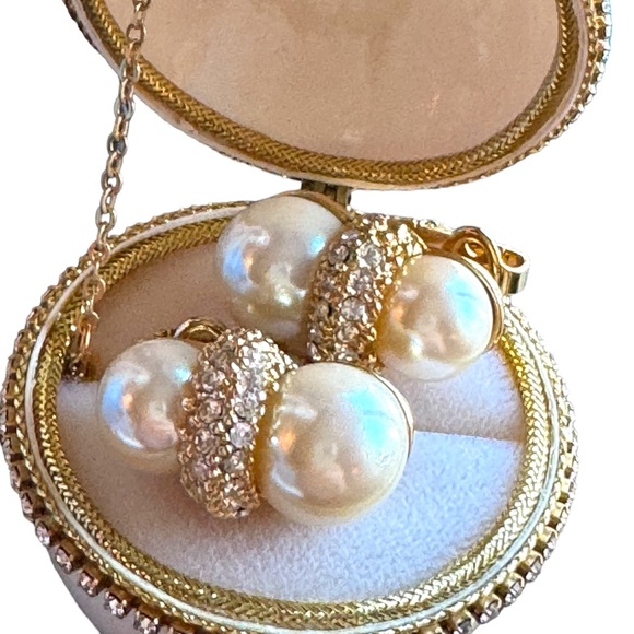 Vintage C1980s gold simulated pearl rhinestone clip on earrings stamped designer - Picture 2 of 14